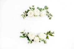 白玫瑰花芽和桉树白色背景花框架花圈。平躺, 顶部查看样机.