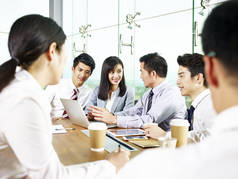 亚洲商人和女企业家团队在现代办公室的会议.