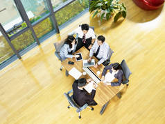 亚洲商务男女团队在现代办公室的鸟瞰图.