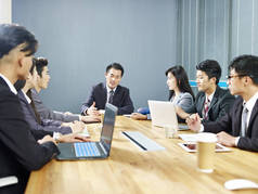 亚洲企业商界人士男女会议在办公室举行.