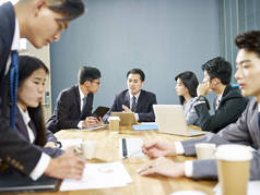 亚洲企业人士小组讨论业务.