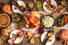 感恩节火鸡晚餐与各方。自制烤火鸡和所有传统菜肴在节日感恩节表与秋季装饰.