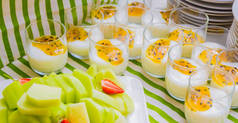 早餐酸奶和水果沙拉-在春节野餐活动的清杯中的百香果酸奶