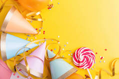 五颜六色的快乐生日派对背景与生日帽子, 五彩纸屑和丝带