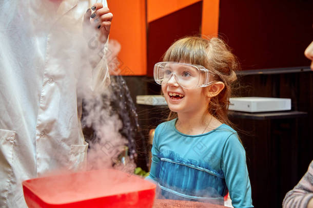 <strong>儿童</strong>化学<strong>表演</strong>。教授在生日小女孩身上用液氮进行化学实验.