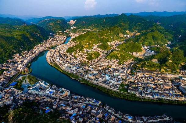 中国贵州五阳河上<strong>传统民居</strong>和桥梁的空中拍摄.