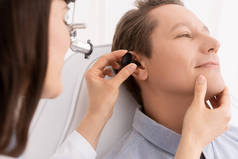 美容美发患者耳部前光检查中耳鼻咽学家的临床观察