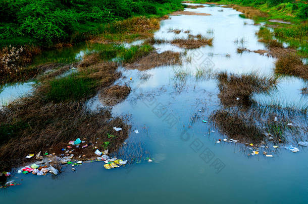在溪水湖中或河里倾倒塑料垃圾，室外。自然污染、生态概念