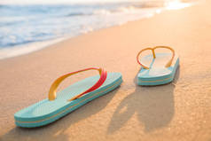 海边沙滩上明亮的绿松石拖鞋
