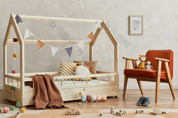 用木床、毛绒玩具、木制玩具和纺织品吊饰创作舒适的北欧儿童房的创意构图。中性的创意墙，地板上的地毯。模板.