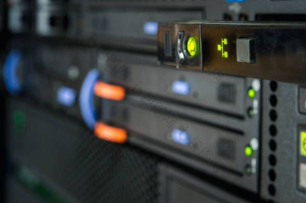 计算机服务器主机和硬盘驱动器在计算机服务器数据中心中存储LED，用于云服务和托管信息基础设施