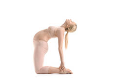 漂亮的年轻孕妇在白种人的背景下练习瑜伽