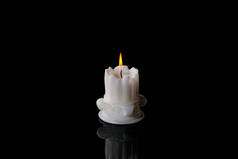 白色的蜡烛在黑色的背景上点燃.古柱蜡烛