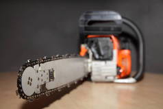 链锯锯片与锥形紧密相连的链锯背景图.专业电动工具的安全使用