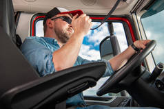 卡车司机驾驶现代半挂车时，在CB收音机上交谈。交通运输业主题.