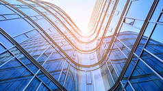 透视钢和蓝玻璃.商业现代城市的未来。成功的工业建筑的商业概念。阳光落在大楼上.