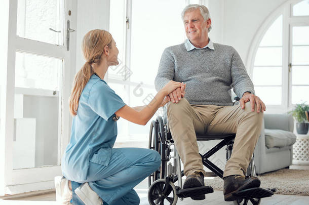 我<strong>相信</strong>你会好起来的一个照顾坐在轮椅上的老人的年轻护士中弹.