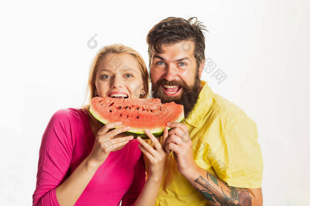 年轻夫妇<strong>吃西瓜</strong>。一对年轻漂亮的夫妇<strong>吃西瓜</strong>的画像，笑脸