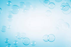 美丽透明的蓝色肥皂泡沫与白色的空间。肥皂泡水