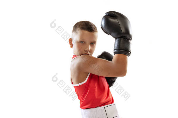 冠军。活力充沛的男孩、戴着<strong>运动</strong>手套的初学者和被白色背景隔离的<strong>红色</strong>制服拳击的肖像。<strong>运动</strong>,<strong>运动</strong>,学习,成就的概念.广告的复制空间