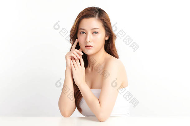 年轻美丽的亚洲女人，有着洁白的背景、脸蛋护理、面部护理、<strong>美容</strong>美发、<strong>美容</strong>美发、水疗、亚洲<strong>女性</strong>肖像.