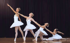 芭蕾、舞蹈和团体舞台表演在有创意运动的艺术剧院进行。舞蹈演员、柔韧而年轻的女芭蕾舞演员优雅地共舞，表演天鹅湖戏装.
