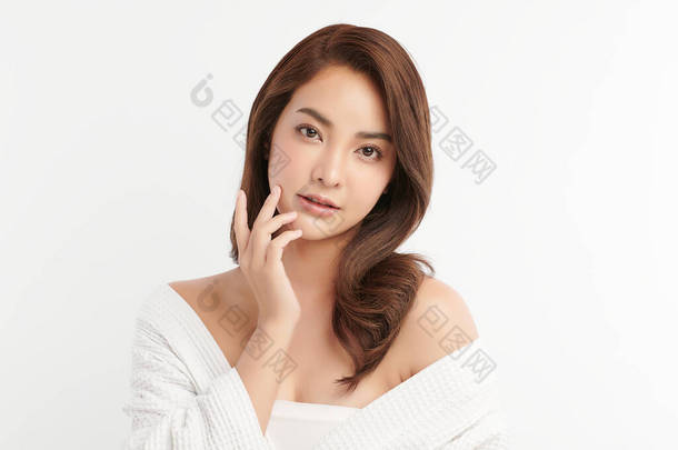 年轻美丽的亚洲女人，有着洁白的背景、脸蛋护理、面部护理、美容美发、美容美发、水疗、亚洲女性肖像.