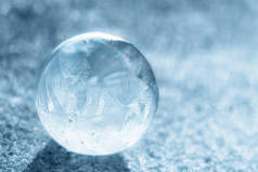 冻结泡沫与bokeh背景。冰冻肥皂泡上美丽的霜冻图案.冬天，寒冷的背景。宏观照片