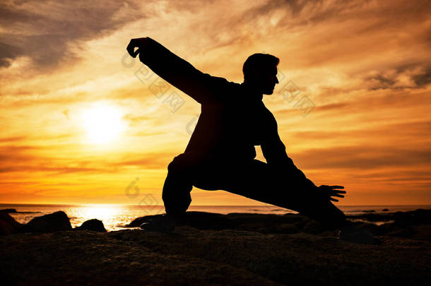 空手道、人物造型和太极拳，与夕阳西下的天空在海滩地平线上为武术、跆拳道或格斗练习、训练或练习。海上运动员自然锻炼和健身的艺术装饰.