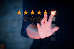 客户评审的概念。商人与评级明星手牵手.顾客体验。客户服务评估的概念。给人印象深刻.