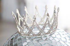 迪斯科舞会上漂亮的皇冠，特写。舞会的概念