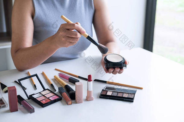 优雅的女性美容博客显示测试美容化妆品我们