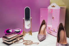 迷你粉红色房间的玩具衣柜和女性配件镜子