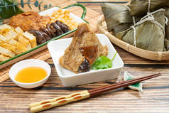 饺子是中国传统的用糯米做的饭，用竹叶包裹，端午节吃粽子