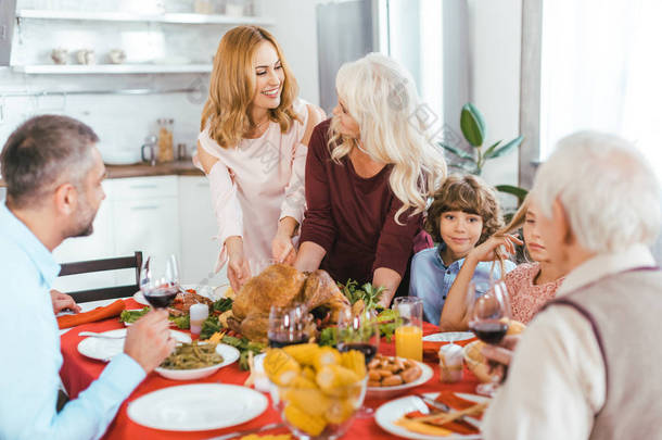 全家一起吃感恩节大餐的大幸福家庭