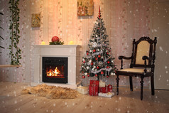 客厅里有礼物的萤火虫和圣诞树