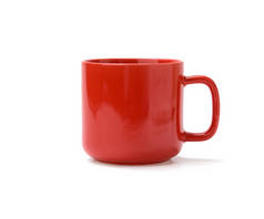 红色陶瓷杯，手柄在白色背景上隔离，闭合