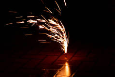 五彩缤纷的焰火用鞭炮、爆竹、烟火和光源照亮了银白色的夜晚，与朋友们一起欢度新年