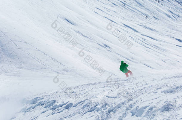 滑雪板滑雪板<strong>上新</strong>鲜的白雪与滑雪坡上阳光明媚的<strong>冬</strong>日