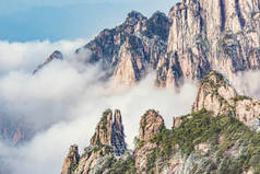 日出时分,黄山国家公园山巅的云彩.中国.