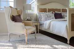 复古风格的卧室里的地毯上的棕色枕头的经典椅子上