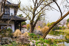 玄武湖上的中国传统建筑