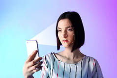 年轻女子使用手机使用面部识别系统进行数据保护