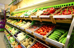 在超市里各种新鲜蔬菜