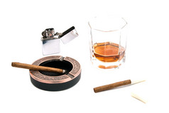 小雪茄、 烟灰缸、 打火机和威士忌