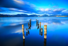 木码头仍保留在碧蓝的湖水日落和天空反射
