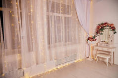 房间窗户，有漂亮的白色透明郁金香窗帘