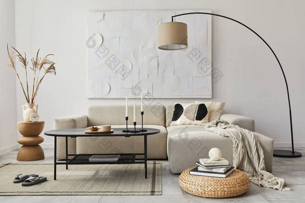 现代客厅室内设计理念，配有设计沙发、枕头、毛毯、艺术彩绘、侧木凳子、灯具和雅致的个人配饰，家居装饰时尚。模板.