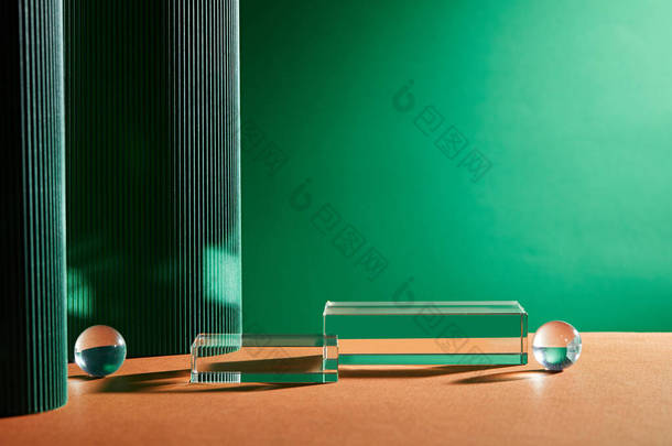 品牌形象和最少展示的背景摘要.绿色折叠纸上的玻璃台面折叠几何背景