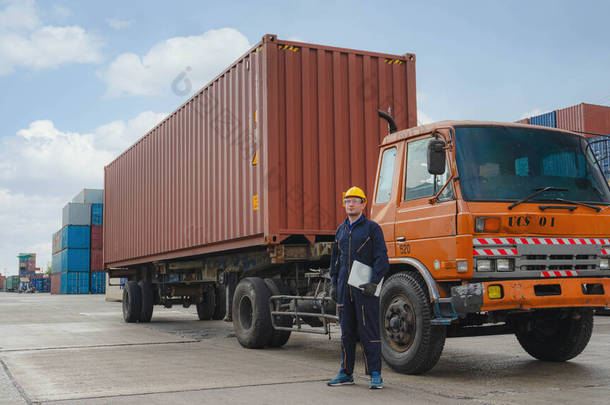 <strong>卡车</strong>司机站在<strong>集装箱</strong>堆场和货物旁